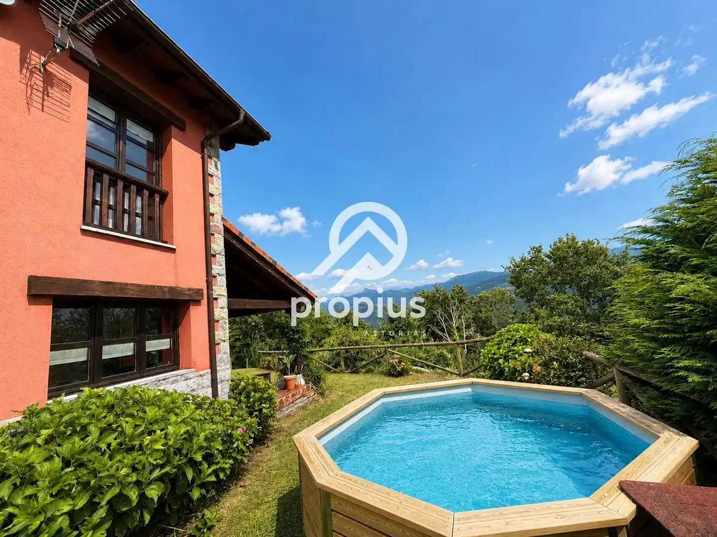 Vista exterior de Casa adosada en venda en Cangas de Onís amb Calefacció, Jardí privat i Terrassa