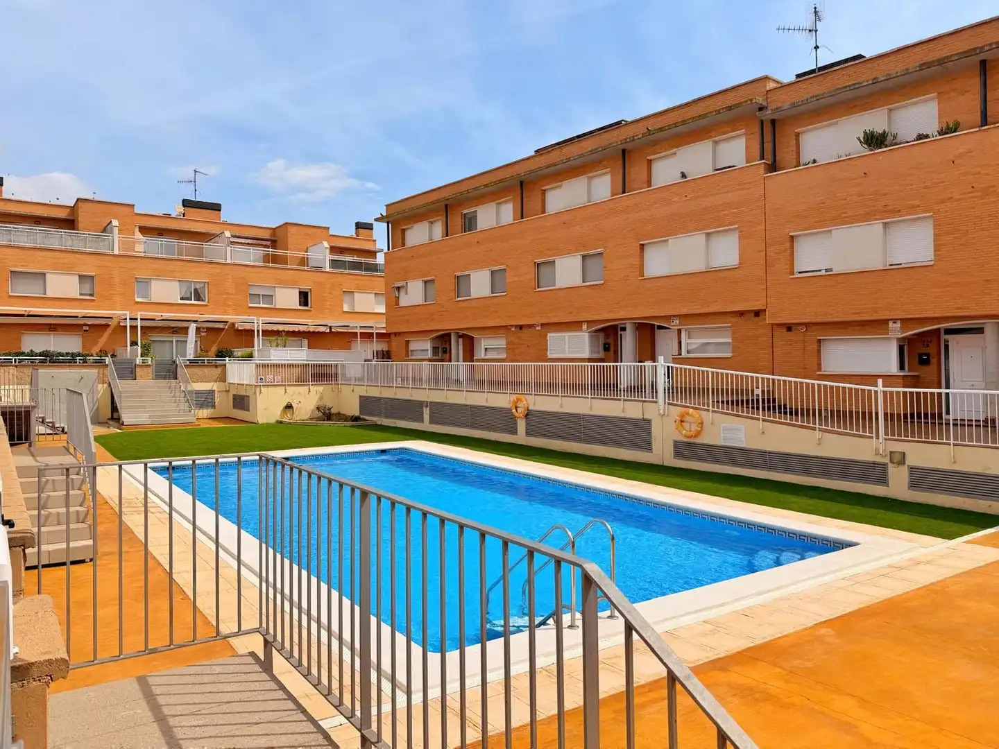 Piscina de Casa adosada en venda en Cubelles amb Aire condicionat, Calefacció i Terrassa