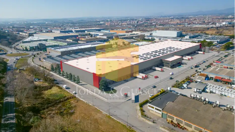 Industrial building with lift to rent in Carrer Can Fenosa