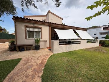 Chalet con balcón en venta en Vilamarxant