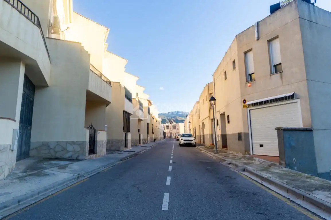 Vista exterior de Casa adosada en venda en Cenes de la Vega amb Terrassa