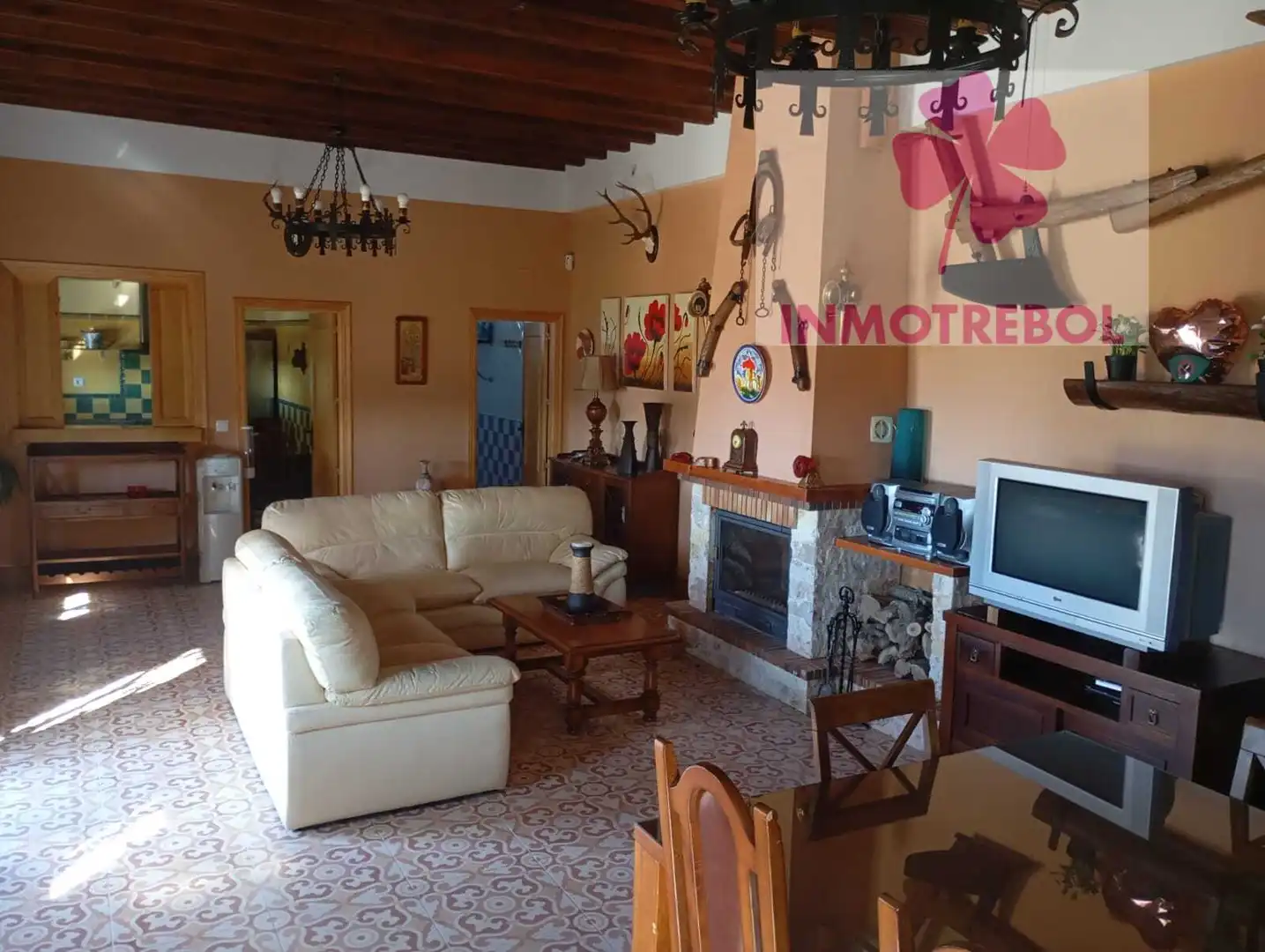 Sala d'estar de Casa o xalet en venda en Carrión de los Céspedes amb Jardí privat, Parquet i Piscina