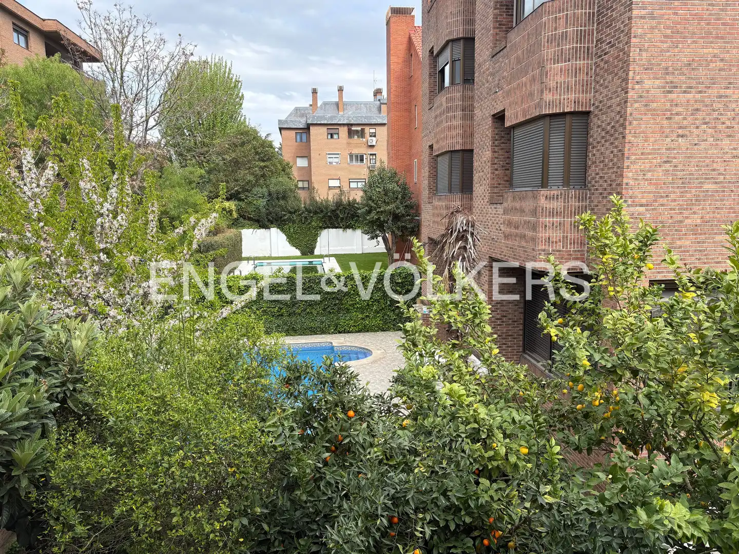 Piscina de Piso en venta en Madrid con Aire acondicionado, Calefacción y Jardín privado
