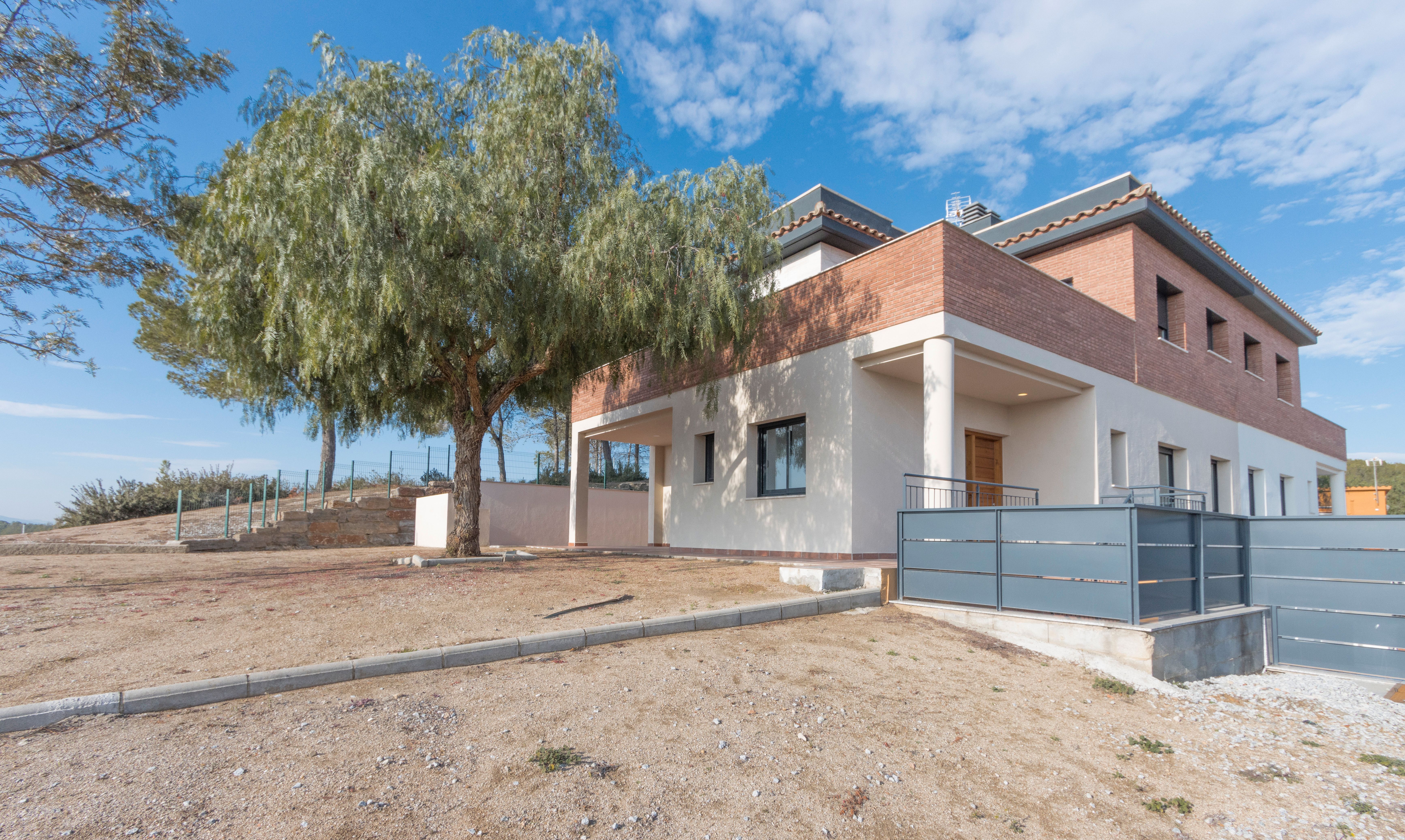 Exterior view of Single-family semi-detached for sale in Rubí  with Air Conditioner, Heating and Terrace