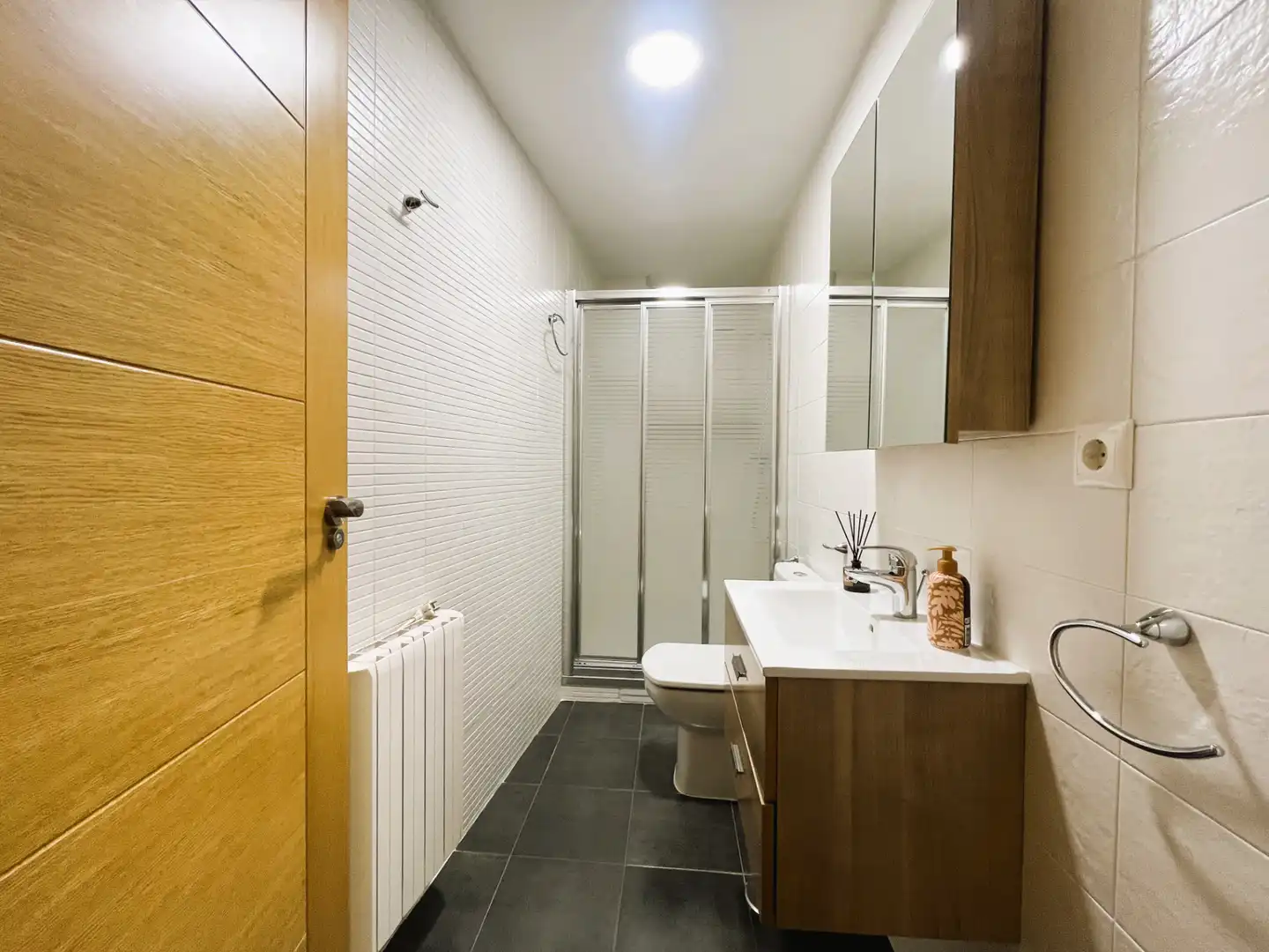 Bathroom of Flat for sale in Jaén  with Air Conditioner, Heating and Storage room