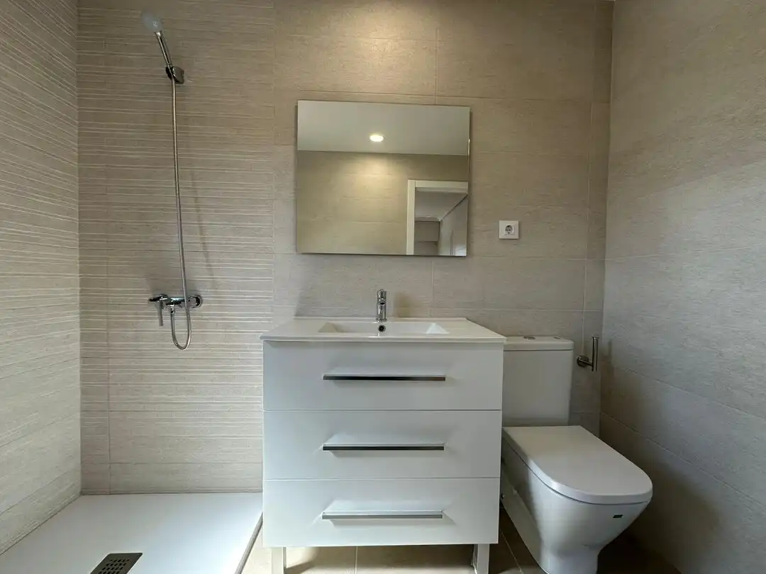 Badezimmer von Wohnung zum Verkauf in Toledo mit Klimaanlage, Heizung und Privatgarten