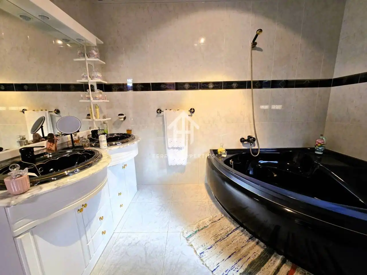 Bany de Casa o xalet en venda en Loja amb Jardí privat, Terrassa i Piscina