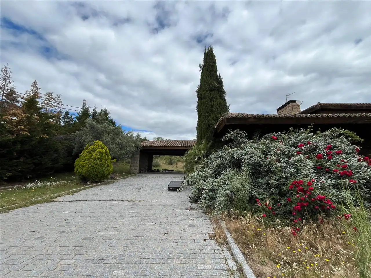 Vista exterior de Casa o xalet en venda en Torrelodones amb Jardí privat i Piscina