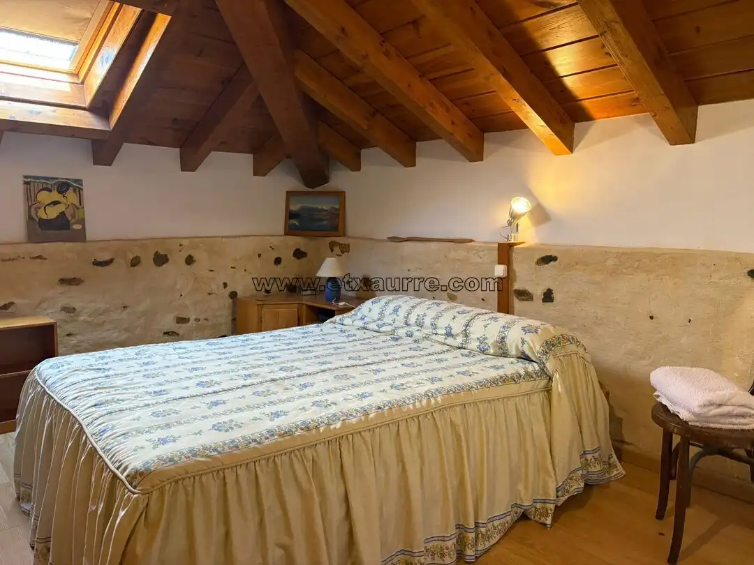 Schlafzimmer von Country house zum Verkauf in Ayala / Aiara mit Heizung