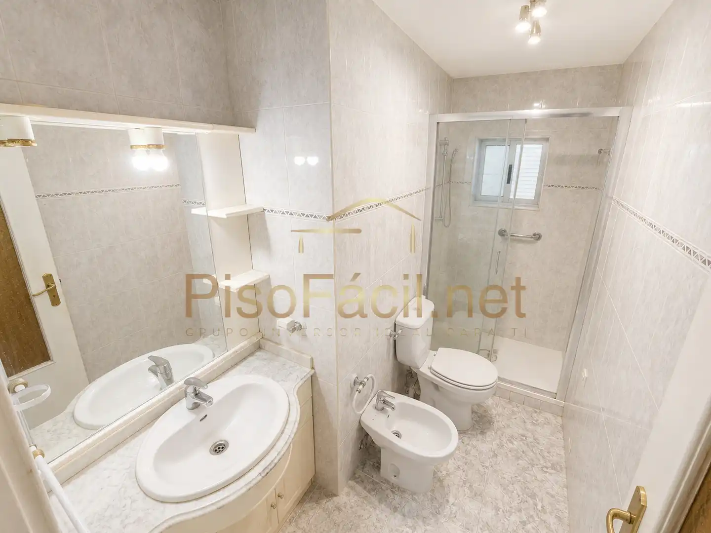 Baño de Piso en venta en Madrid con Calefacción, Terraza y Alarma