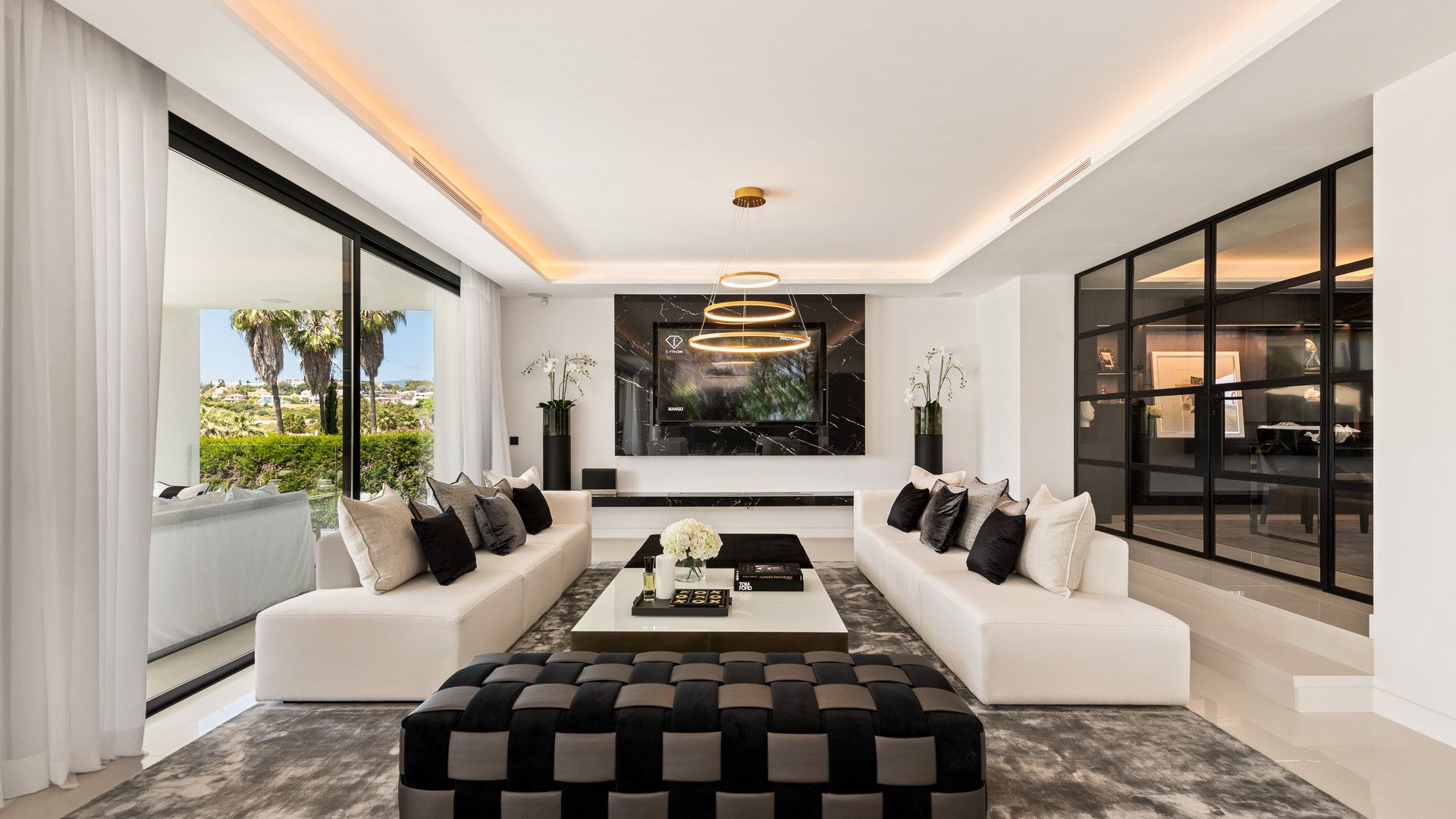 Sala de estar de Casa o chalet en venta en Marbella con Aire acondicionado, Jardín privado y Terraza