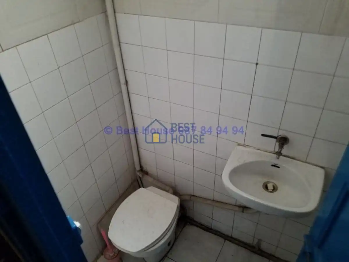 Badezimmer von Geschaftsraum zum Verkauf in León Capital  mit Parkett