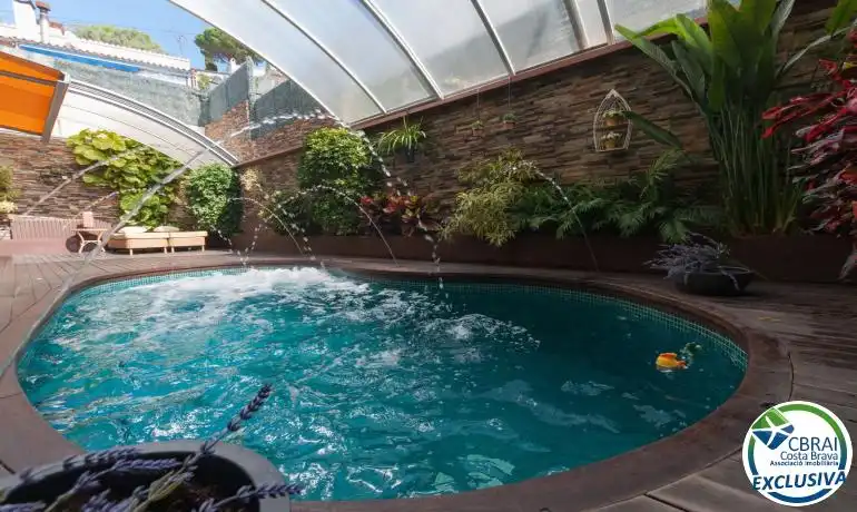 Piscina de Casa o chalet en venta en Roses con Aire acondicionado, Calefacción y Jardín privado