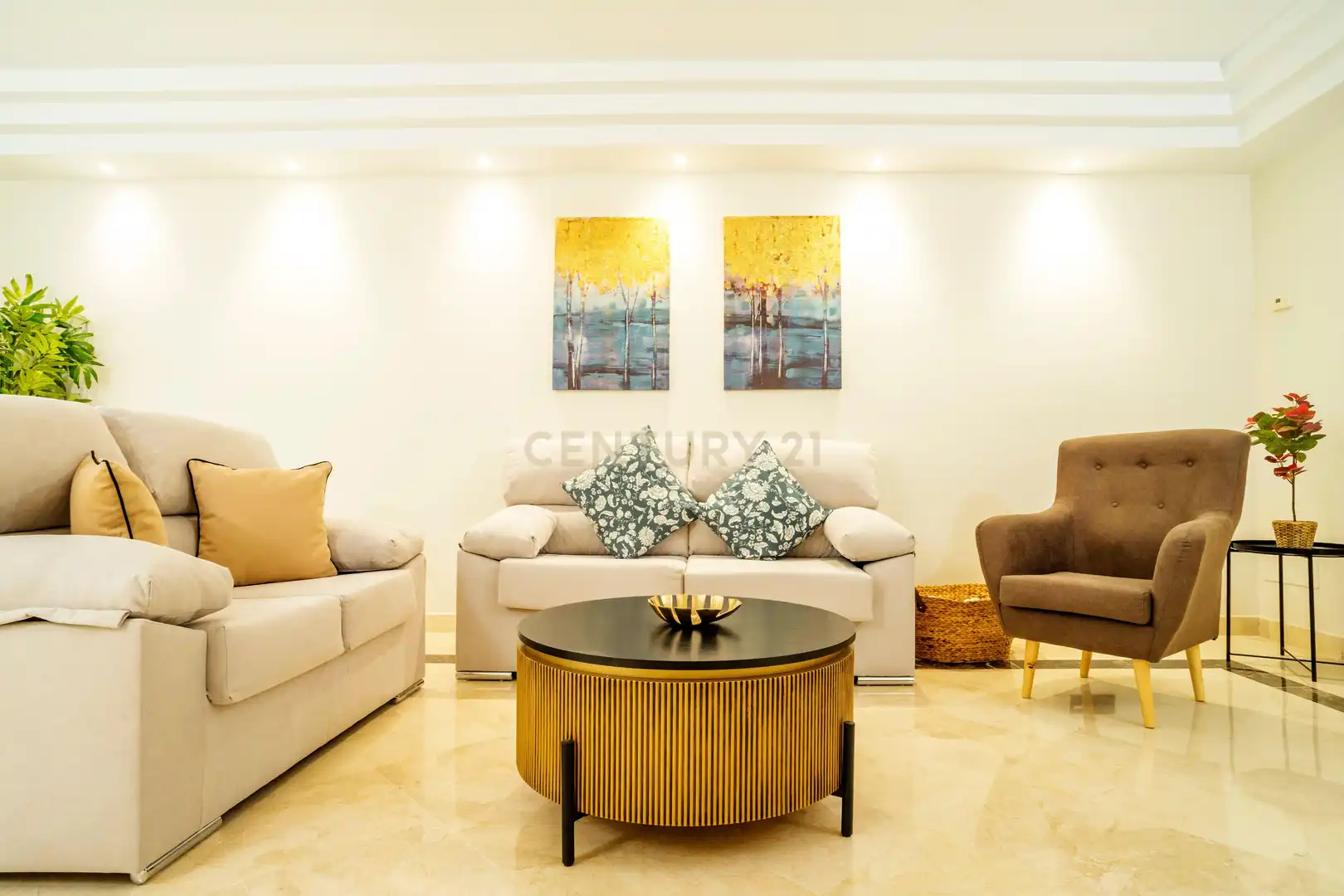 Wohnzimmer von Wohnungen zum Verkauf in Marbella mit Klimaanlage, Privatgarten und Ofen