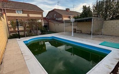 Piscina de Casa o xalet en venda en Villanueva de la Torre amb Aire condicionat, Jardí privat i Piscina