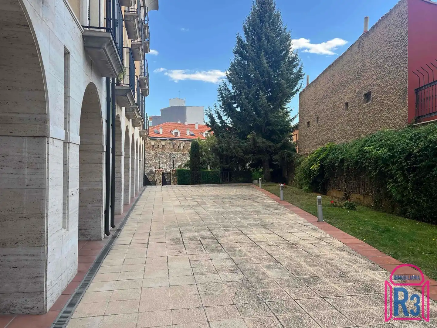 Vista exterior de Apartamento en venta en León Capital  con Calefacción y Trastero