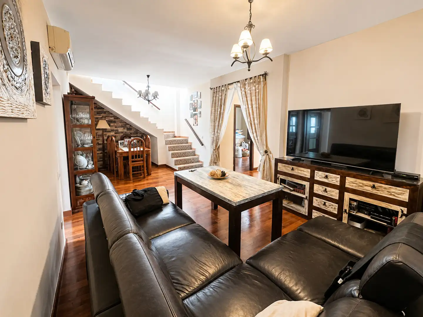 Sala d'estar de Casa o xalet en venda en Camas amb Aire condicionat, Parquet i Terrassa