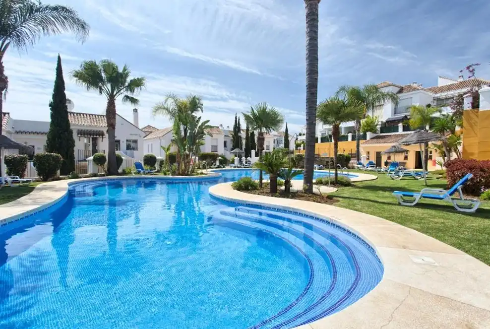 Schwimmbecken von Wohnungen zum Verkauf in Marbella mit Klimaanlage, Privatgarten und Terrasse