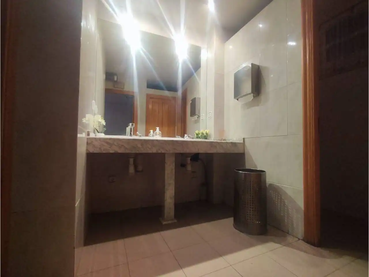 Baño de Local en venta en El Grado con Aire acondicionado