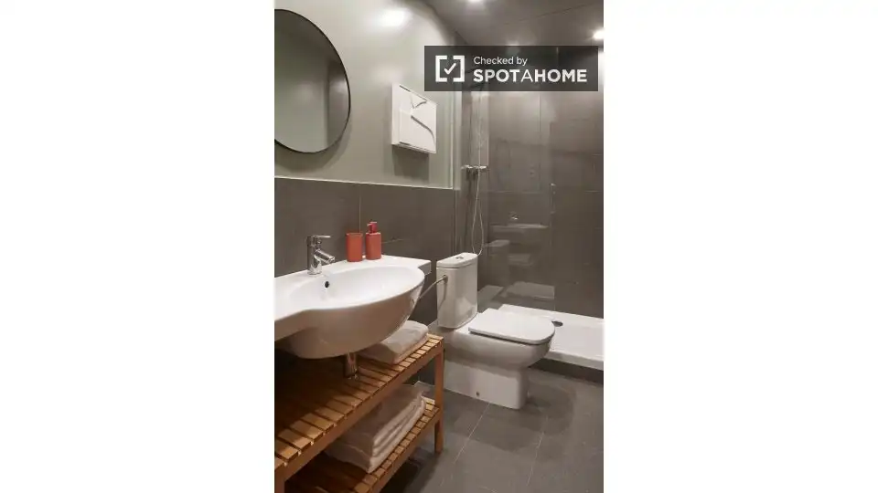 Bathroom of Flat for rent in  Barcelona Capital  with Air Conditioner, Heating and Furnished