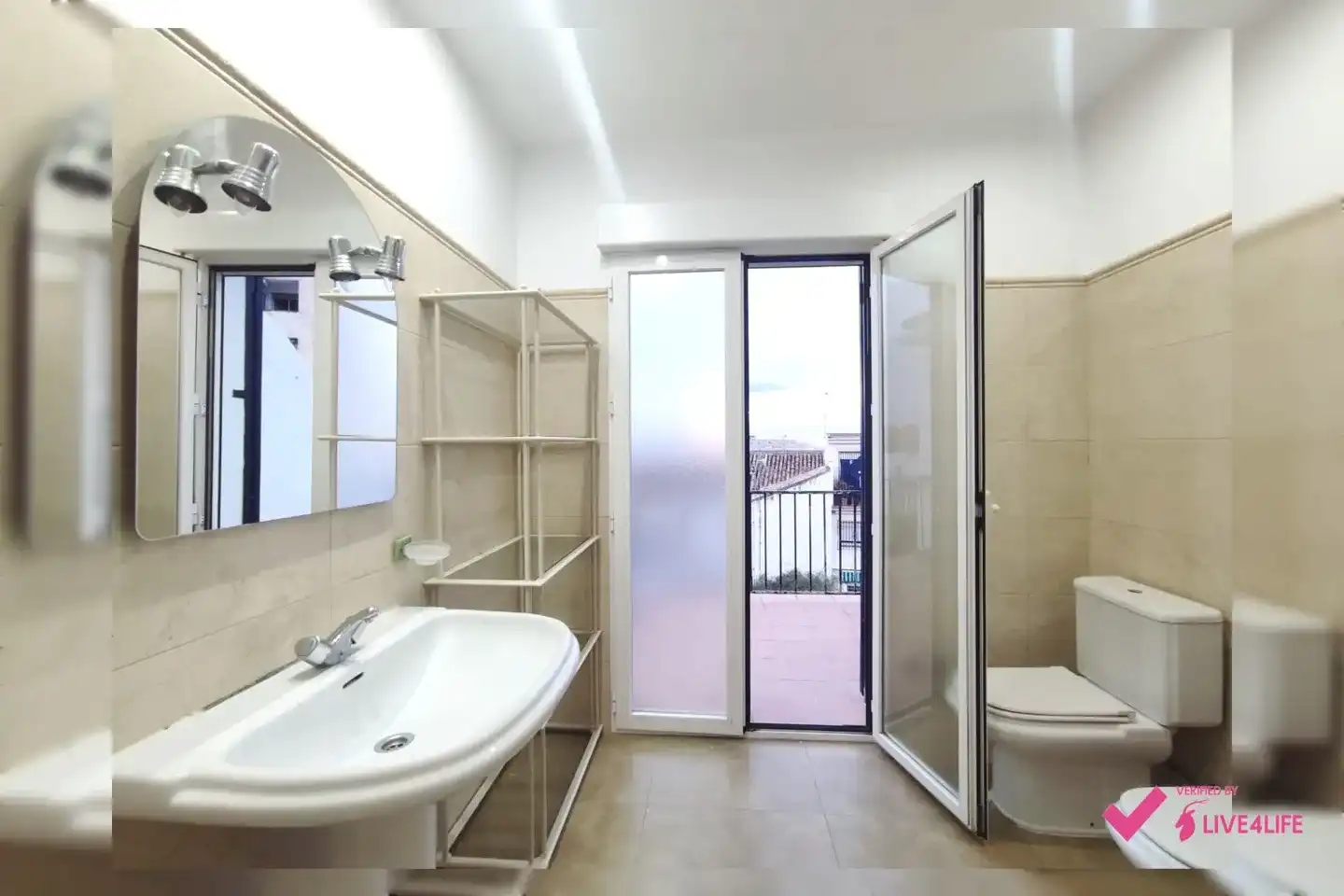 Bathroom of Ground floor for share in Granada  with Heating, Terrace and Storage room