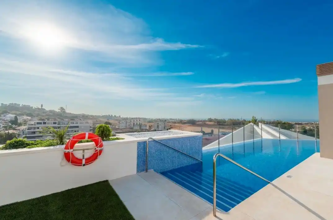 Schwimmbecken von Dachboden zur Miete in Marbella mit Klimaanlage, Heizung und Privatgarten