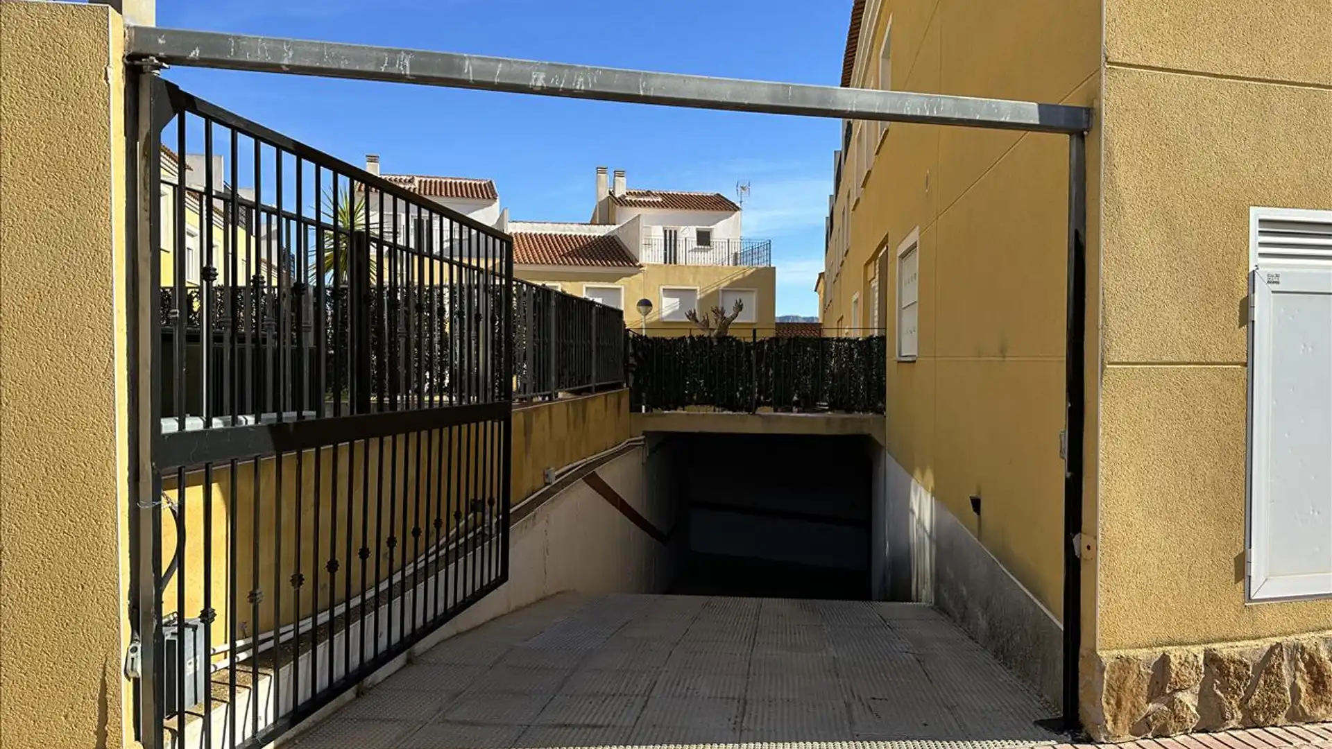 Parking of Garage for sale in Salinas