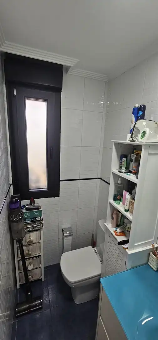 Badezimmer von Einfamilien-Reihenhaus zum Verkauf in Villaquilambre mit Heizung, Privatgarten und Parkett