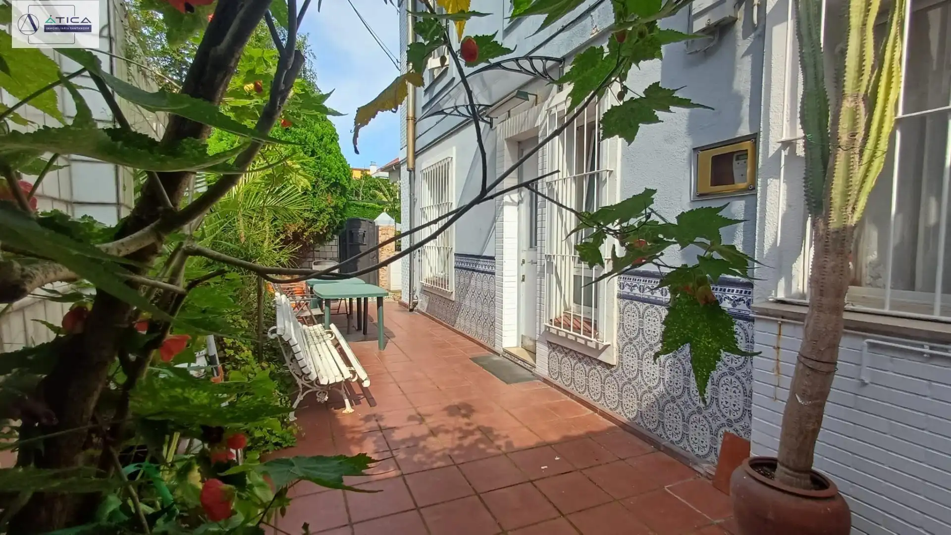 Vista exterior de Casa o xalet en venda en Santander amb Jardí privat, Terrassa i Moblat