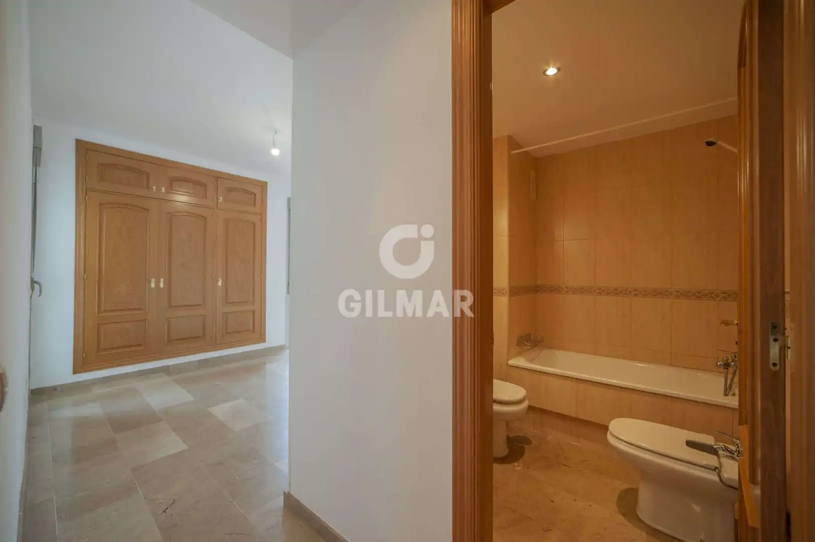 Baño de Piso en venta en Sevilla con Calefacción, Jardín privado y Trastero