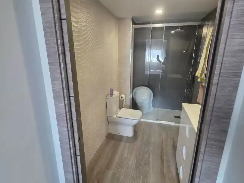 Badezimmer von Wohnung zur Miete in Gandia mit Klimaanlage, Schwimmbad und Möbliert