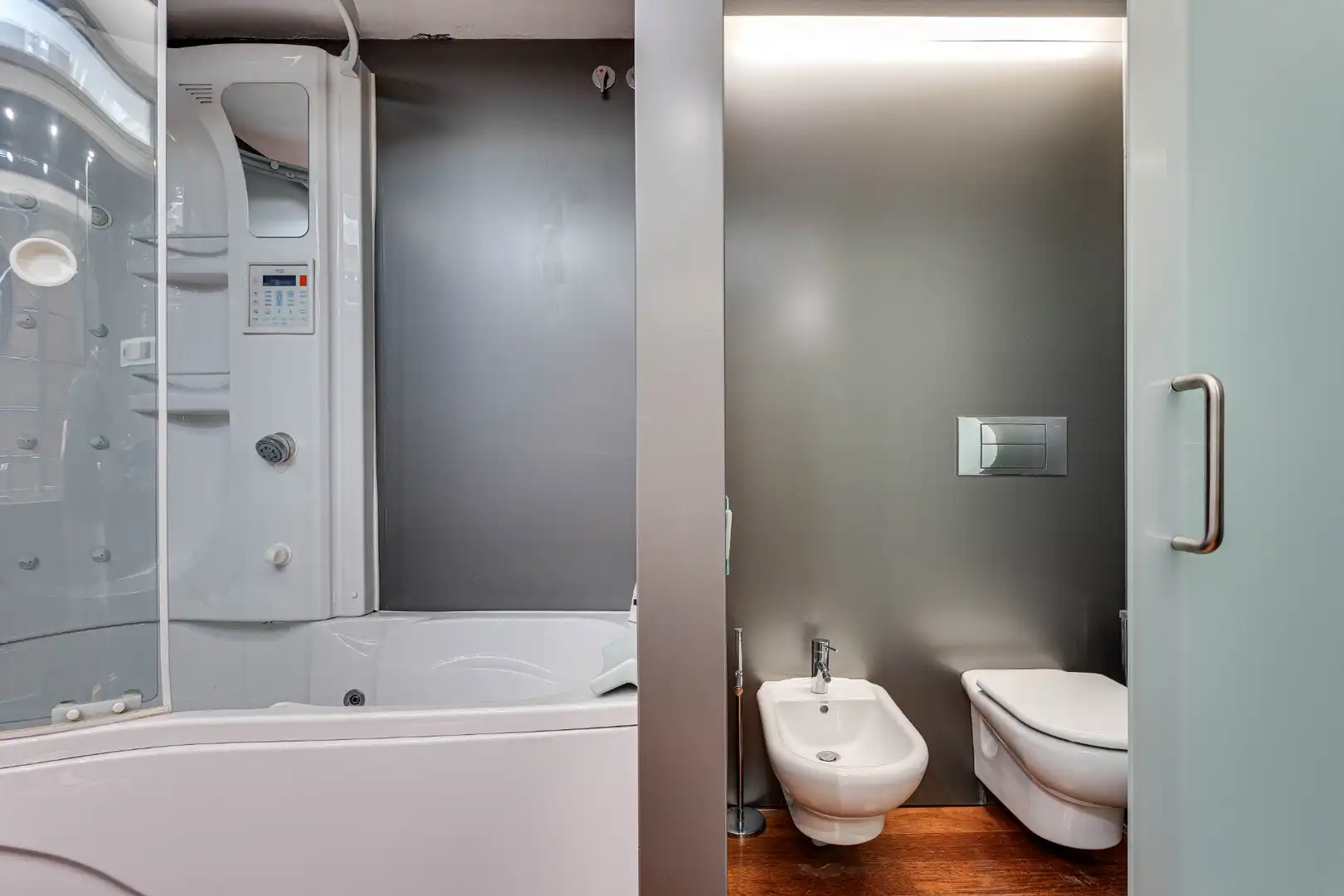 Baño de Casa adosada en venta en Barcelona con Aire acondicionado, Calefacción y Jardín privado
