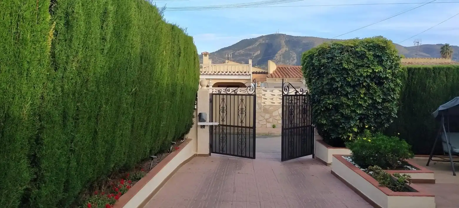 Vista exterior de Casa o xalet en venda en L'Alfàs del Pi amb Jardí privat