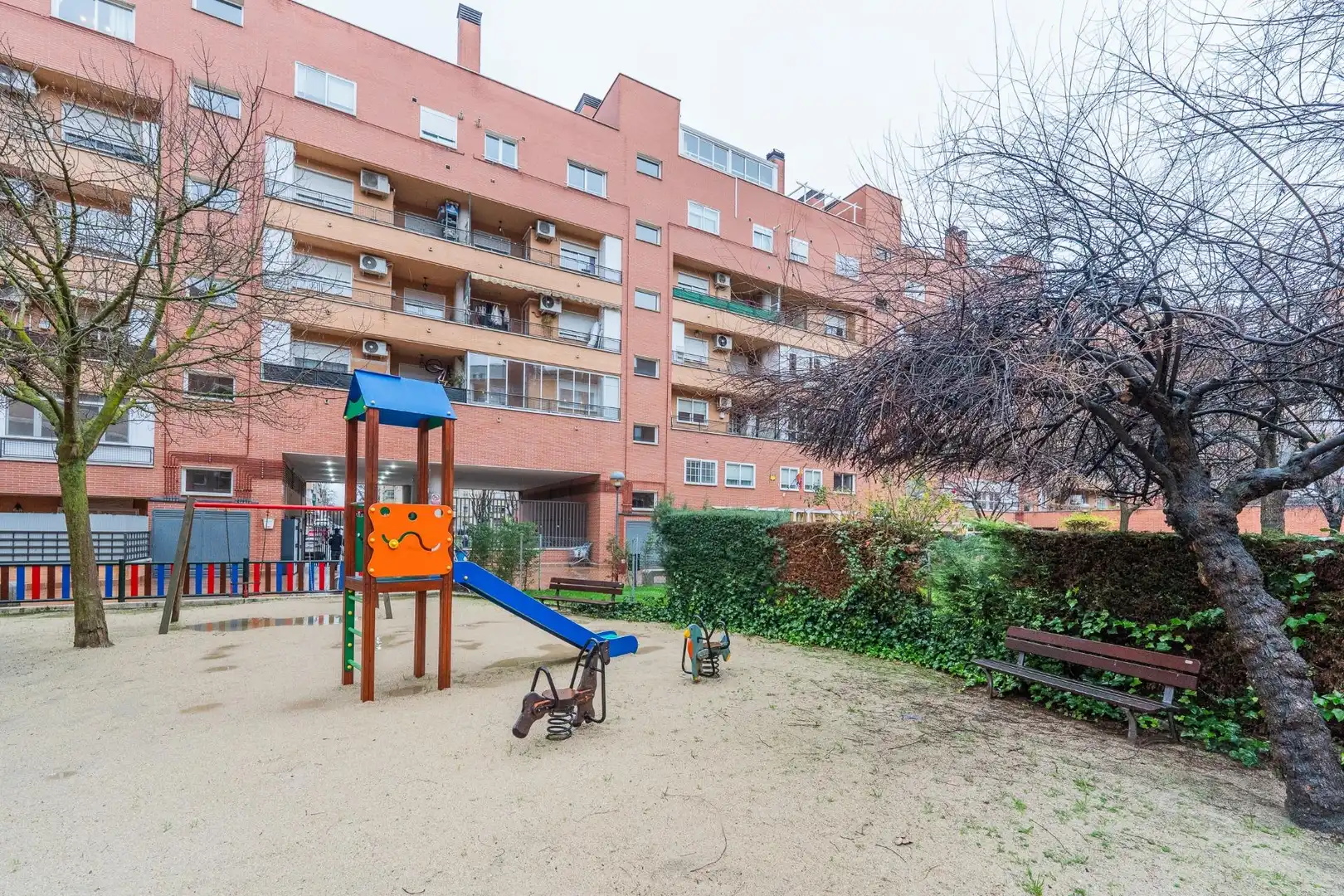Vista exterior de Àtic en venda en Parla amb Aire condicionat, Calefacció i Jardí privat
