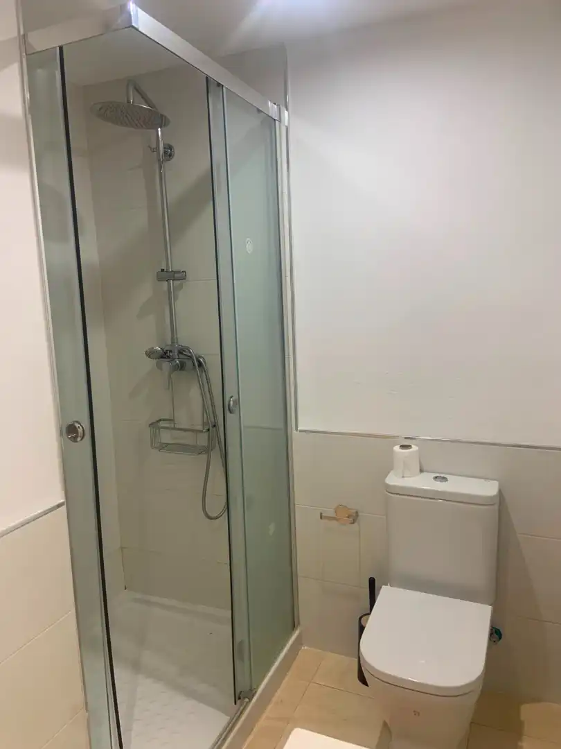 Badezimmer von Wohnung zur Miete in Sevilla mit Klimaanlage, Heizung und Waschmaschine