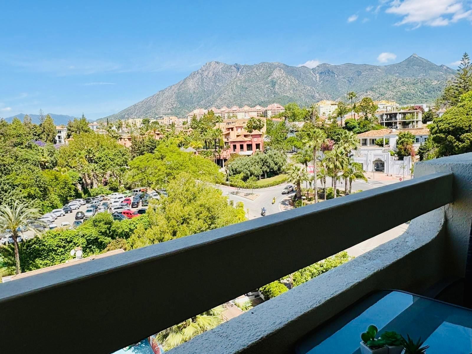 Vista exterior de Estudi en venda en Marbella amb Aire condicionat, Terrassa i Piscina comunitària