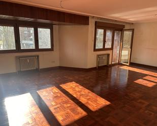 Sala d'estar de Pis en venda en Oviedo  amb Calefacció, Parquet i Terrassa