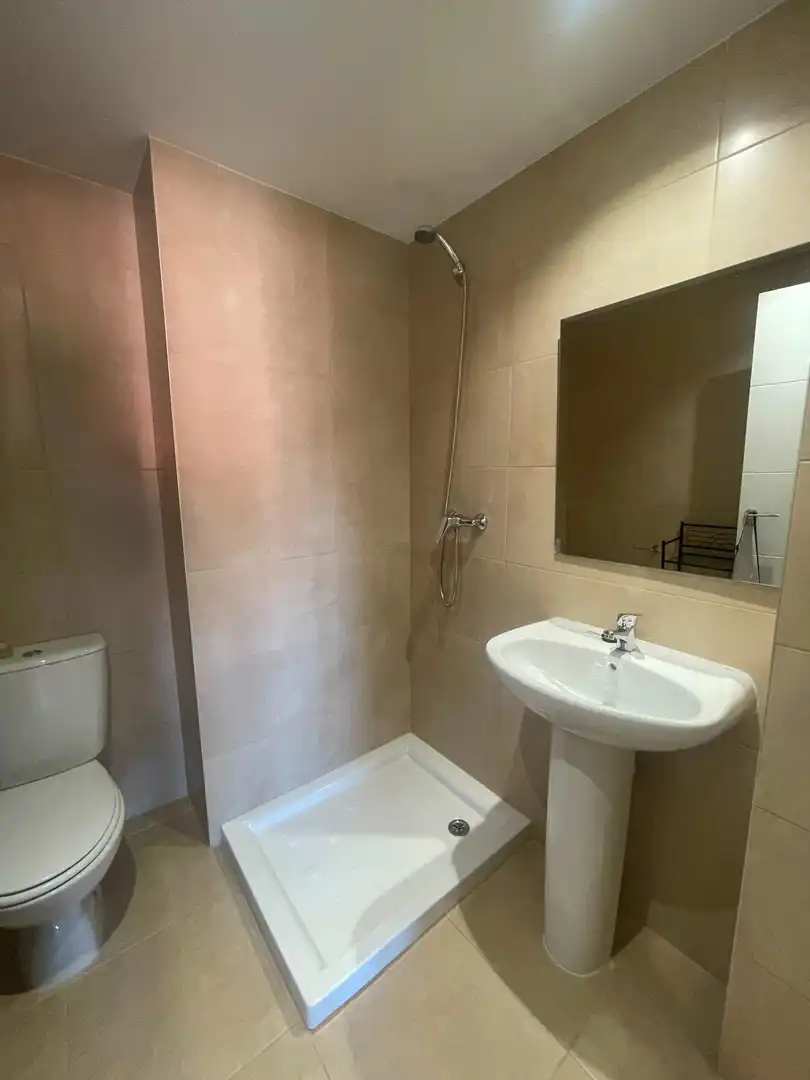 Baño de Ático de alquiler en Alcalá de Henares con Aire acondicionado, Calefacción y Jardín privado
