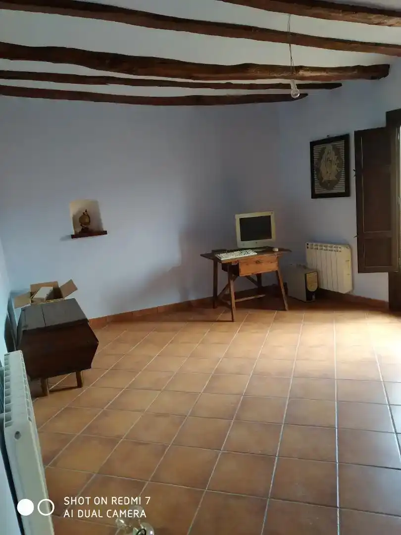 Sala d'estar de Casa adosada en venda en Castellote amb Parquet, Traster i Moblat