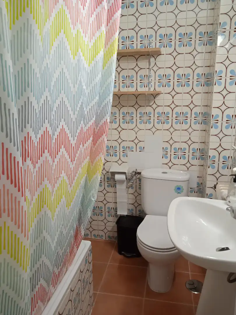 Bany de Apartament de lloguer en Granada amb Calefacció, Moblat i Rentadora