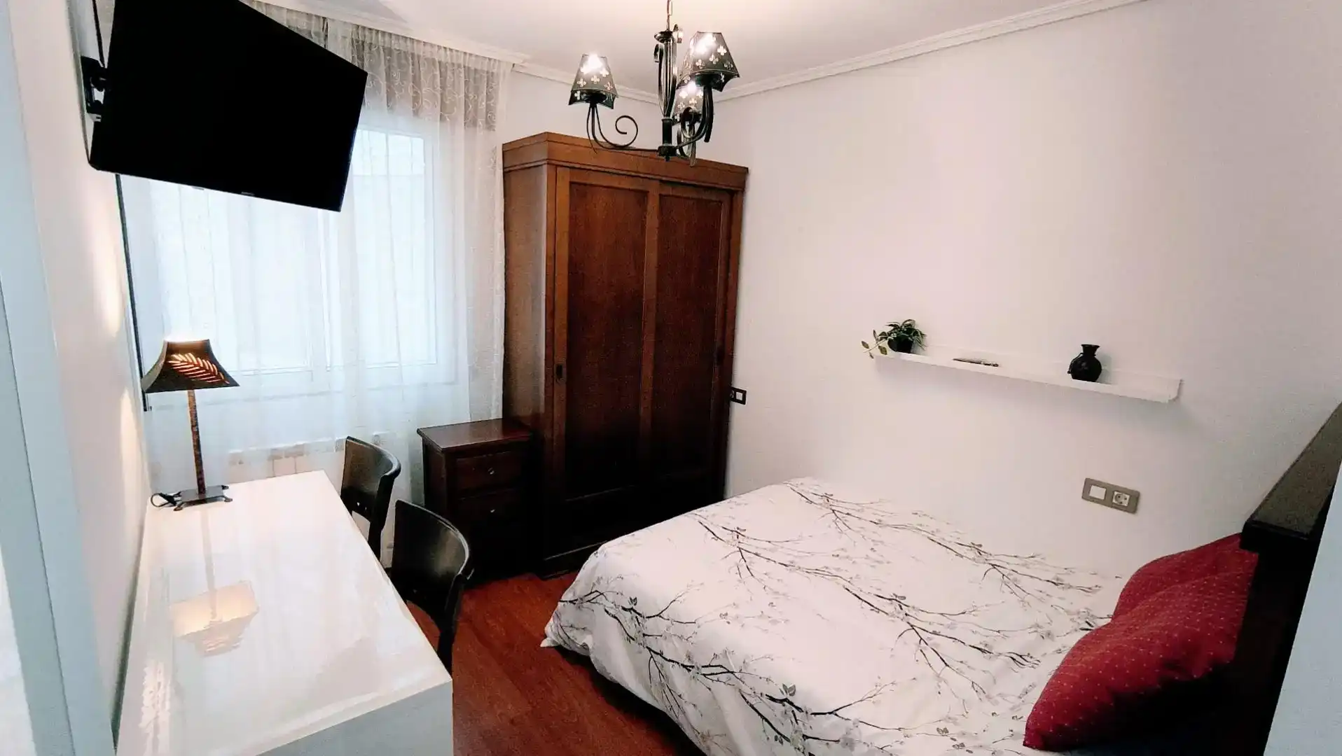 Dormitori de Pis per a compartir en Ferrol amb Parquet, Moblat i Forn