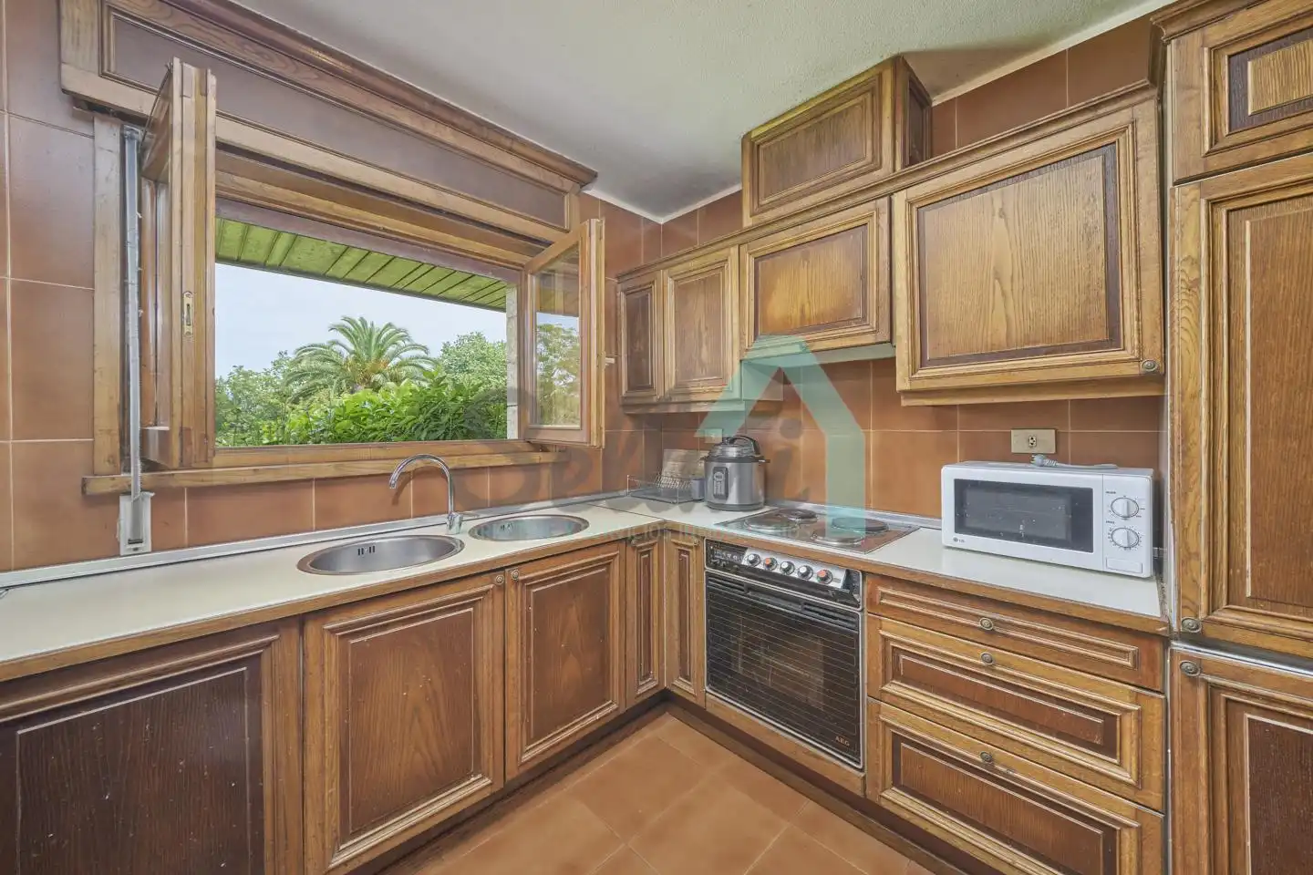 Cuina de Casa o xalet en venda en Gijón  amb Aire condicionat, Jardí privat i Parquet