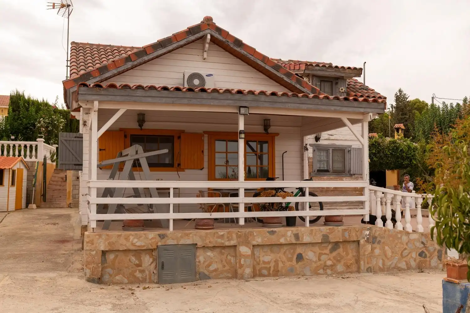 Vista exterior de Casa o xalet en venda en Alicante / Alacant amb Aire condicionat, Calefacció i Jardí privat