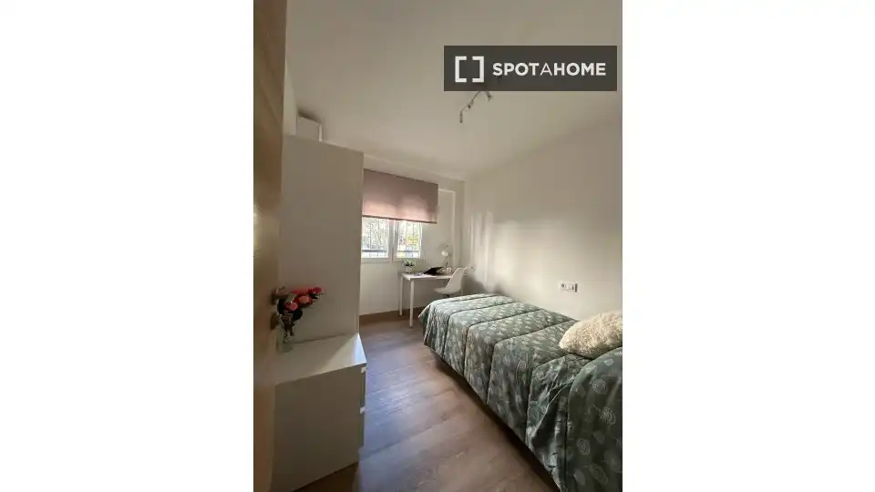 Bedroom of Flat for share in Macarena