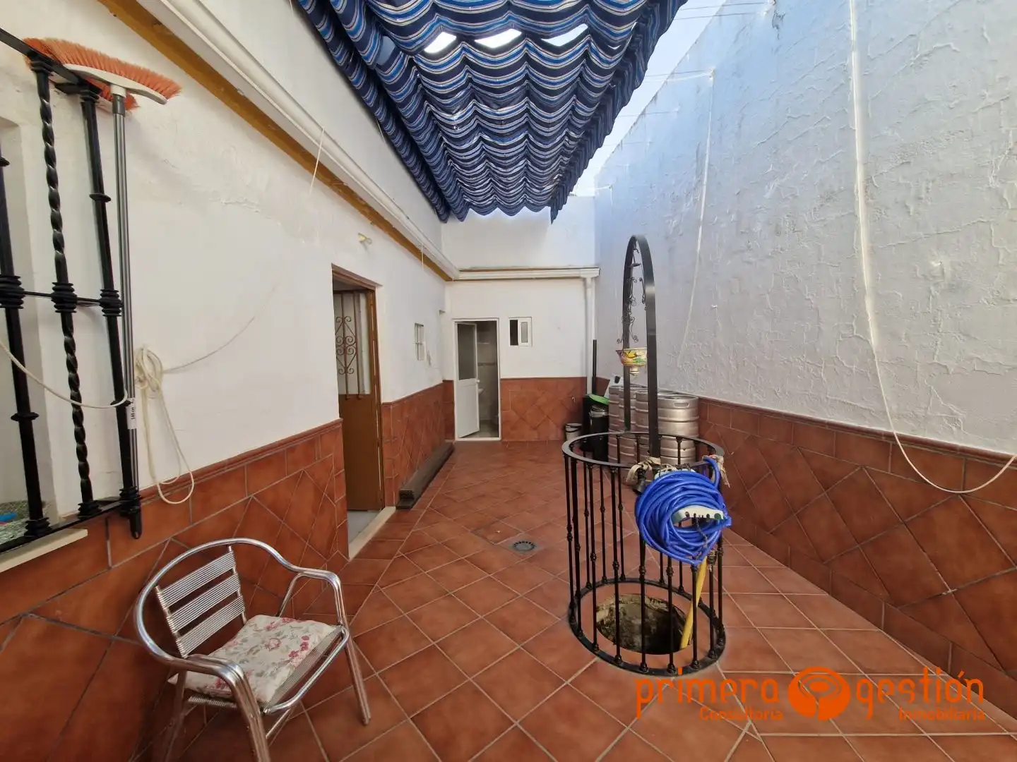 Vista exterior de Casa o xalet en venda en Lora del Río amb Aire condicionat, Calefacció i Terrassa