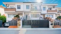 Vista exterior de Casa adosada en venda en Santa Perpètua de Mogoda amb Aire condicionat, Calefacció i Jardí privat
