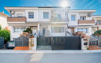 Exterior view of Single-family semi-detached for sale in Santa Perpètua de Mogoda  with Air Conditioner, Heating and Private garden