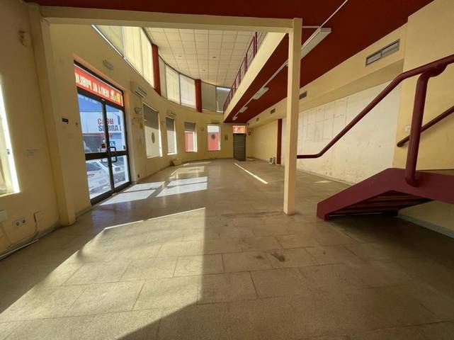 Local comercial en Alquiler en Calle la Orotava, 3 en Distrito Zeta - Recinto Ferial Cortijo de Torres