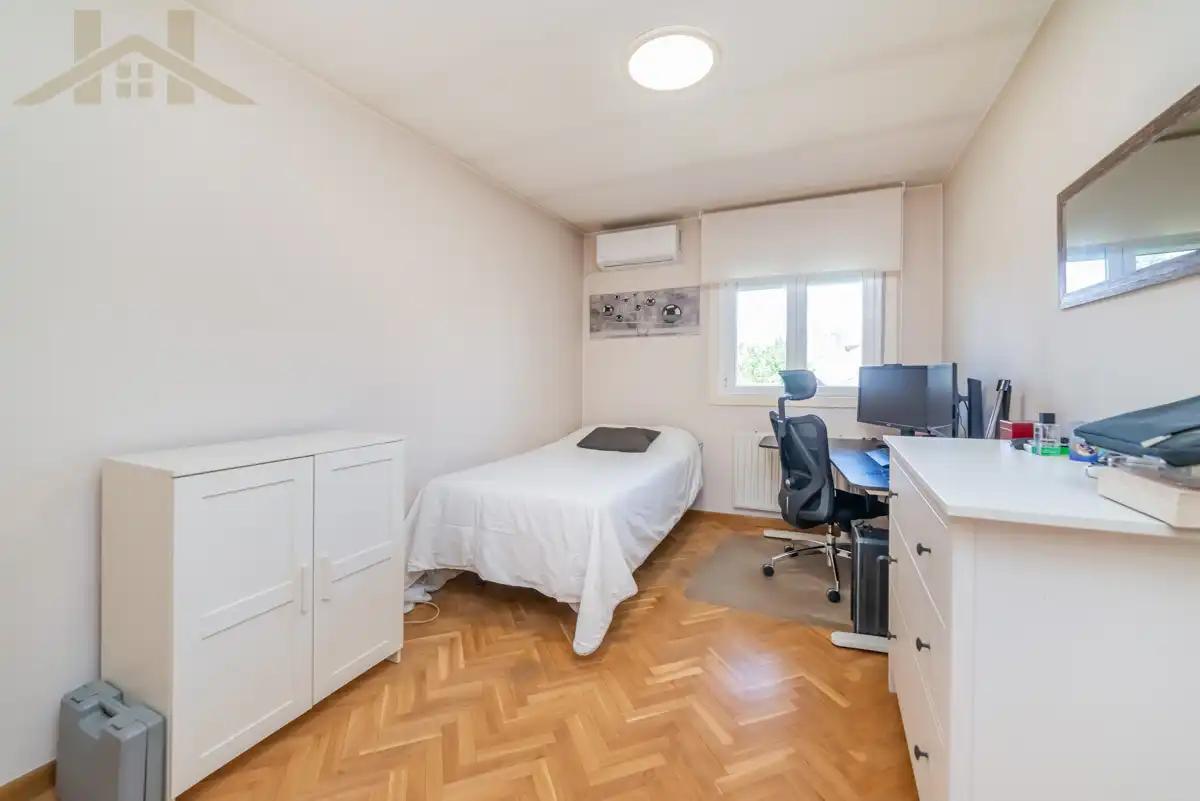 Dormitori de Casa adosada en venda en Torrelodones amb Aire condicionat, Calefacció i Jardí privat