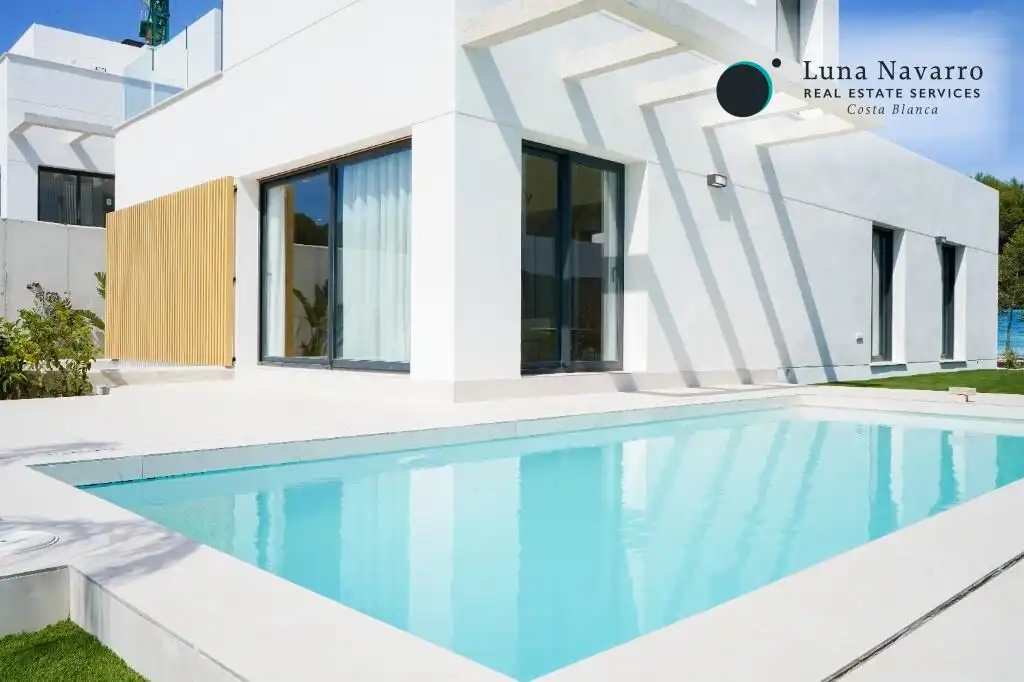 Houses for sale in Carrer Praga, Golf Bahía